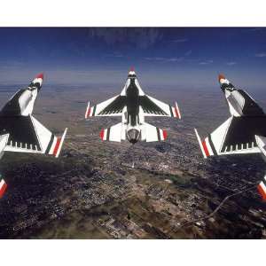 U.S. Air Force Thunderbirds F 16 Loop 8x10 Silver Halide 