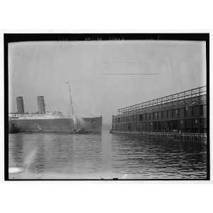   docking at new Hudson River piers,Bain / Bain