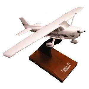  Cessna Model 172 Skyhawk (Modern)   1/32 scale model Toys 