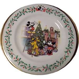   Holiday DECORATING THE TREE Mickey Plate New with Tag