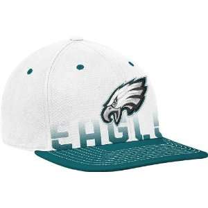   Eagles Reebok White 2010 Sideline Player Pro Shape Flat Brim Flex Hat