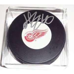  Autographed Henrik Zetterberg Puck   * * COA   Autographed NHL 