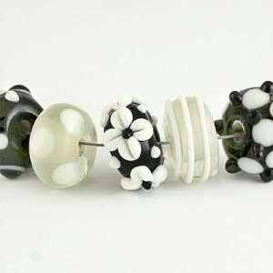  Black and White Glass Bead Set Arts, Crafts & Sewing